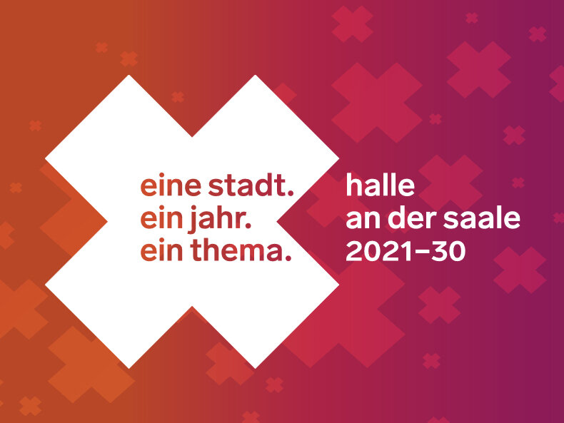 weißes Kreuz auf Farbverlauf Orange über Pink bis Violett mit weiteren Kreuzen darauf und Schrift eine stadt. ein Jahr. ein thema. halle an der saale 2021-30