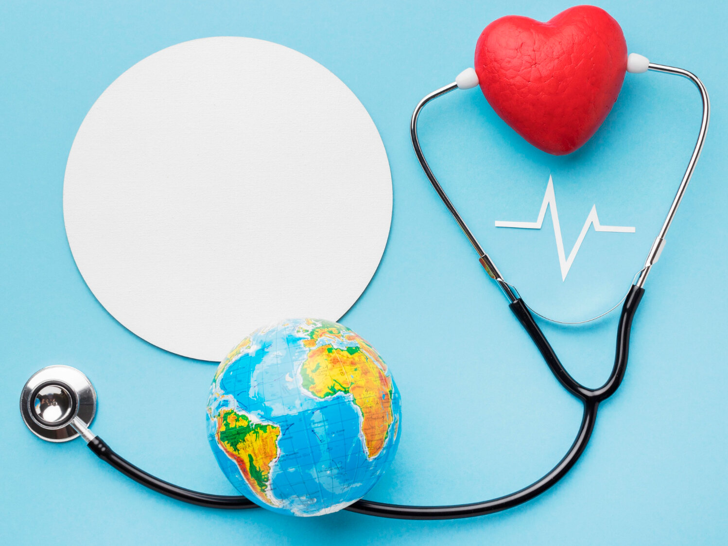 Stethoskop mit rotem Herz und Globus auf blauem Hintergrund als Symbol für Gesundheit und Prävention.