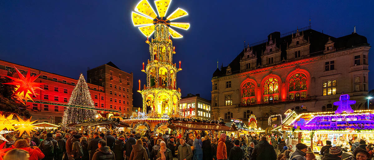 Weihnachtsmarkt Halle, Blick zur Pyramide, auf Weihnachtsbaum, Ratshof und Stadthaus
