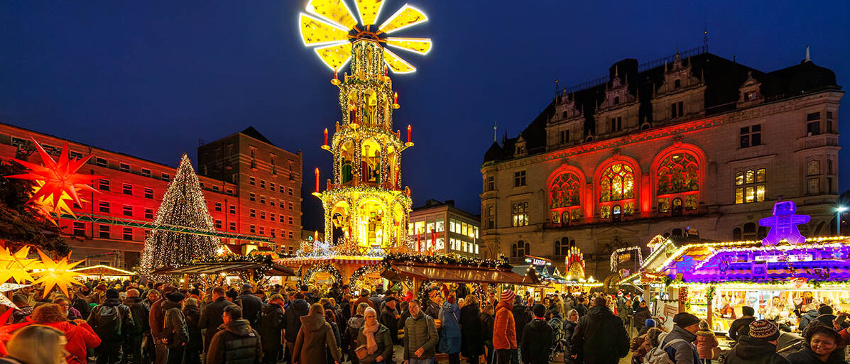 Weihnachtsmarkt Halle, Blick zur Pyramide, auf Weihnachtsbaum, Ratshof und Stadthaus
