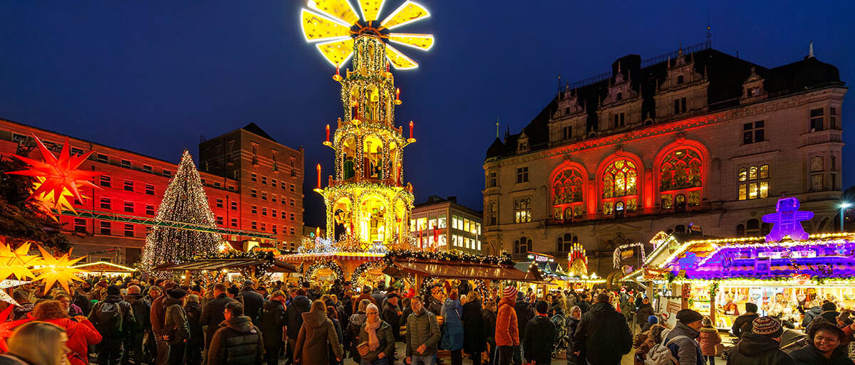 Weihnachtsmarkt Halle, Blick zur Pyramide, auf Weihnachtsbaum, Ratshof und Stadthaus