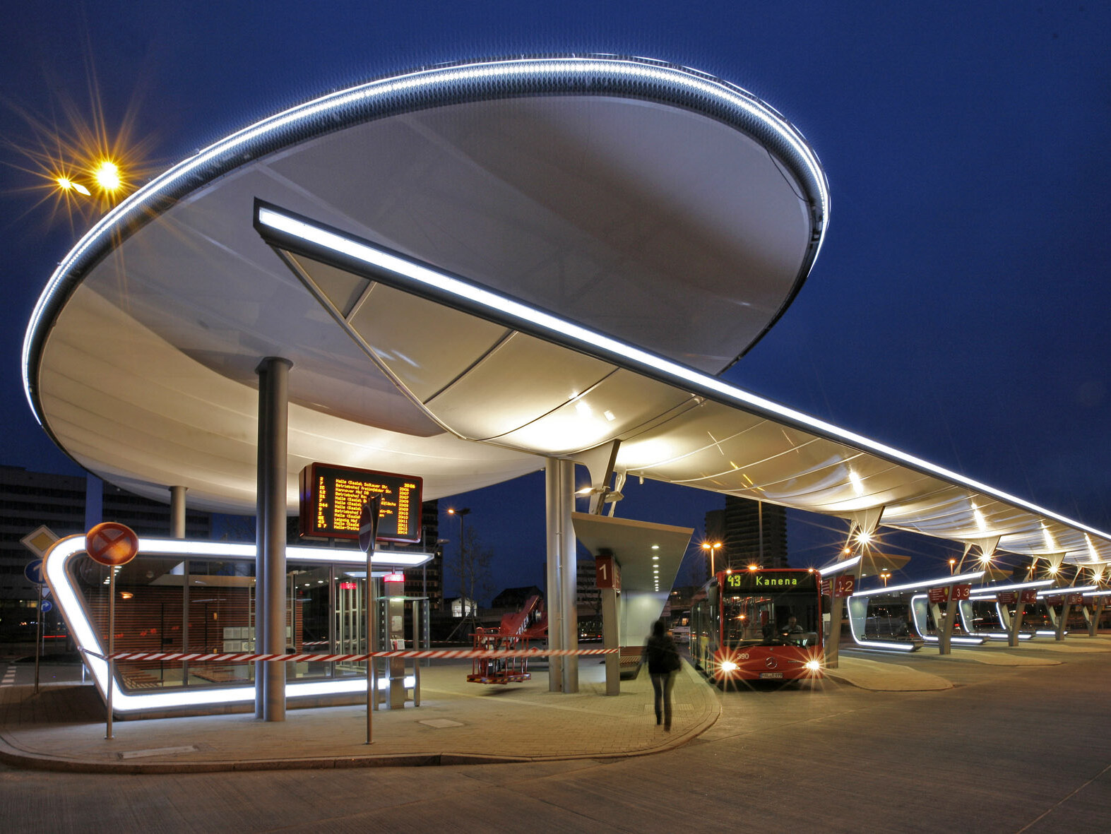 Zentraler Omnibusbahnhof am Hauptbahnhof Halle beleuchtet bei Dunkelheit