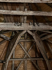 Überschuhe von Schieferdeckern aus dem 19. Jahrhundert, angenagelt im Gebälk des Ostchores der Ulrichskirche