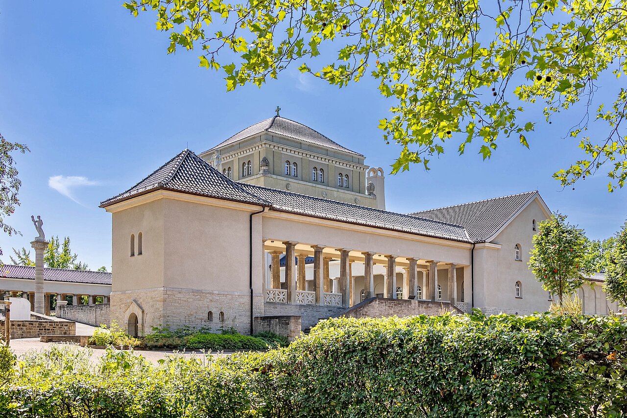 Hinter den seitlichen Arkaden erhebt sich die Feierhalle mit ihrer großen Kuppel 