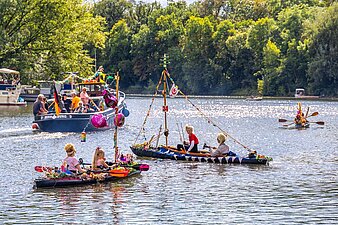 bunt geschmückte Boote