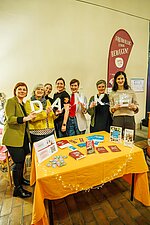 Vertreterinnen der Freiwilligen-Agentur halten DANKE-Buchstaben hoch.