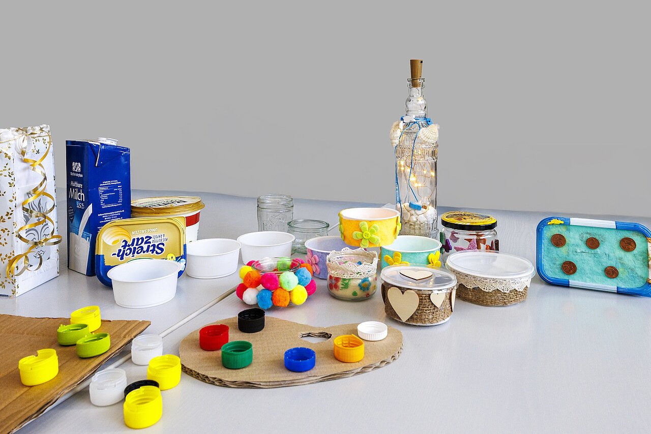 Ein Bild, das Flasche, Plastik, Im Haus, Tisch enthält. 