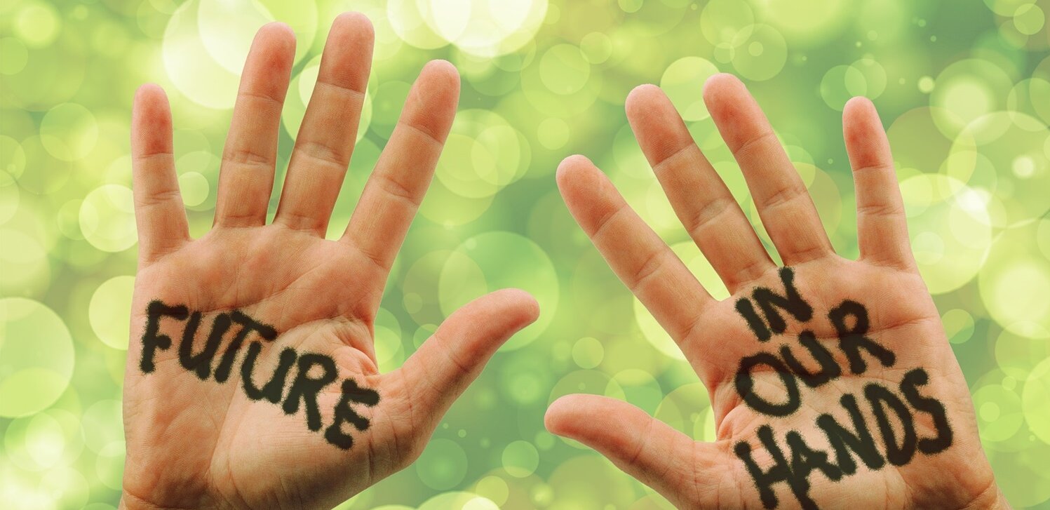 Zwei Hände mit der Aufschrift "Future in our Hands"