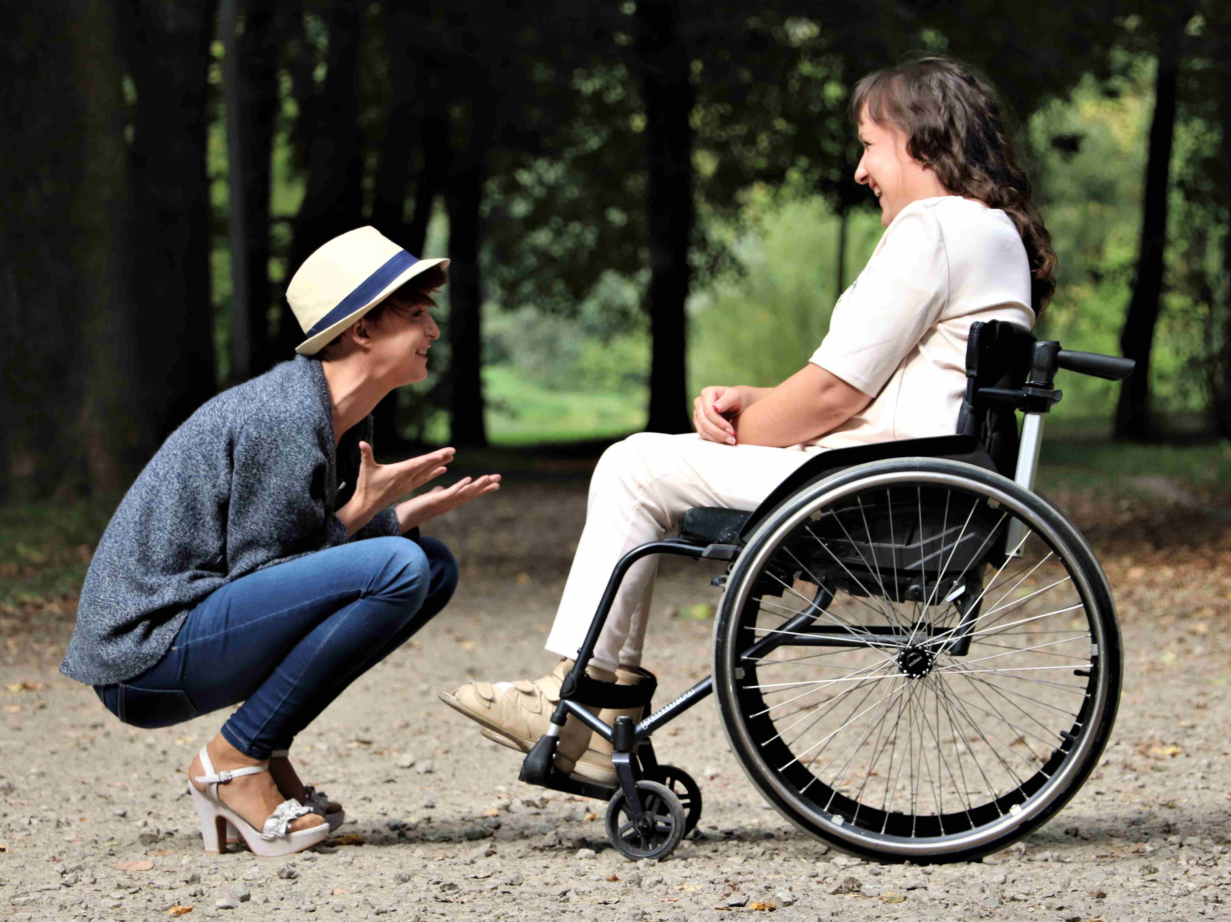 Frau im Rollstuhl und eine Freundin