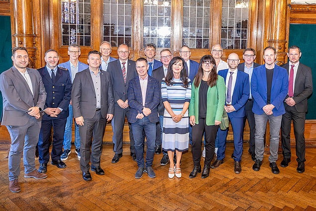 Gruppenfoto im Stadthaus von Personen in zwei Reihen.