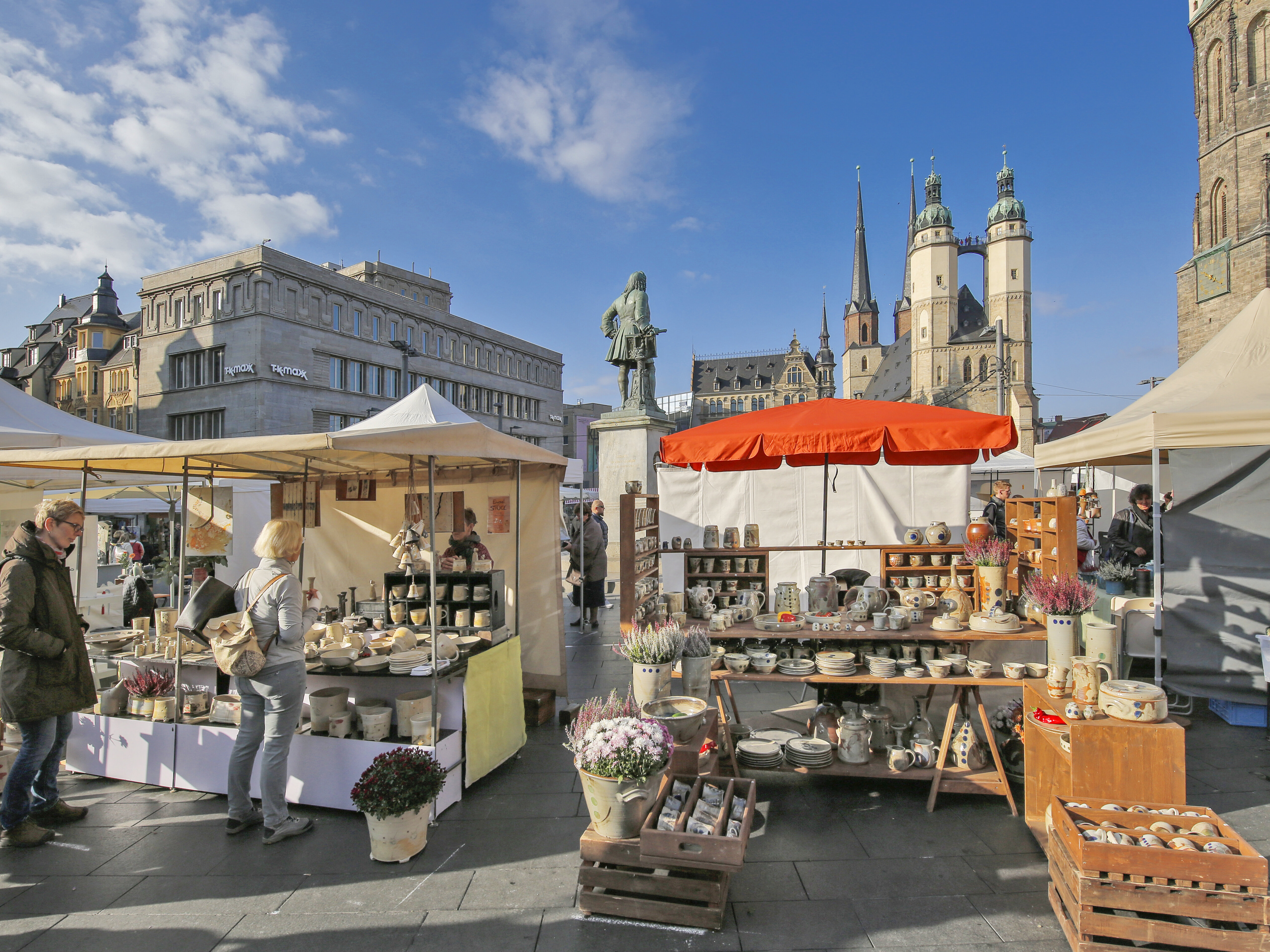 Auf dem Marktplatz findet der Töpfermarkt statt.