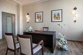 Plätze des Standesbeamten und des Hochzeitspaares