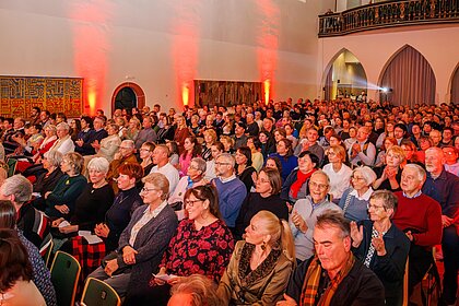 Blick ins Publikum: Ehrenamtliche im Saal der Ulrichskirche