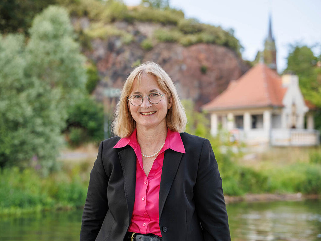 Porträtbild von Dr. Judith Marquardt, Beigeordnete für Kultur und Sport (Geschäftsbereich III) im Grünen an der Saale