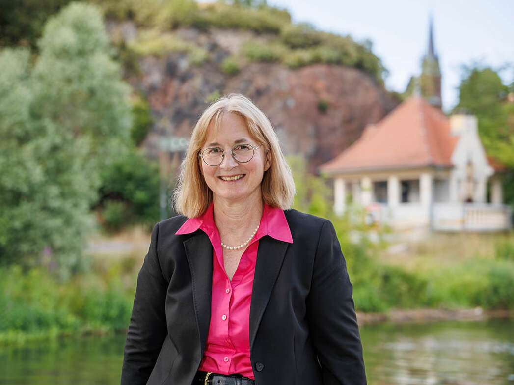 Porträtbild von Dr. Judith Marquardt, Beigeordnete für Kultur und Sport (Geschäftsbereich III) im Grünen an der Saale