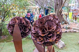 Kugelblume aus rostigem Metall gebaut