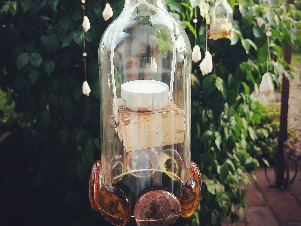 eine weiße Glasflasche umgebaut als Lichtquelle